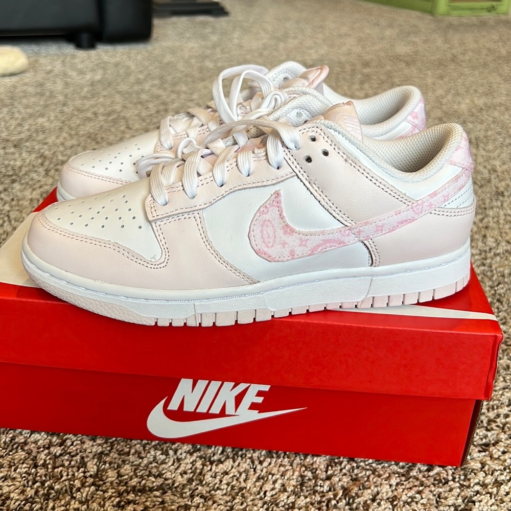 New RARE Nike dunk low pearl pink Sz 7 sold out